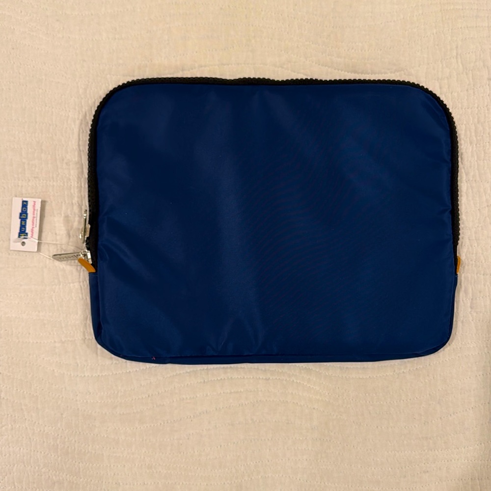 Yumbox insulated pack. Zipper closure. Brand new with tags never used. Navy Blue